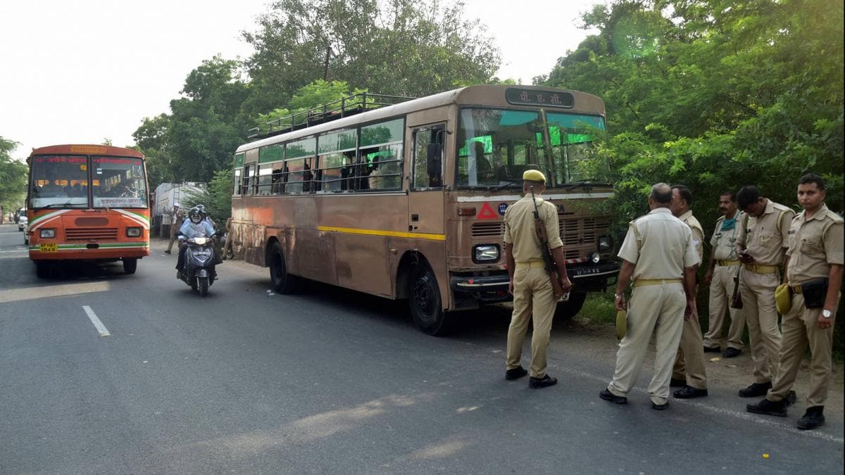 पुलिसवाले बेबस, मीडिया और नेताओं की