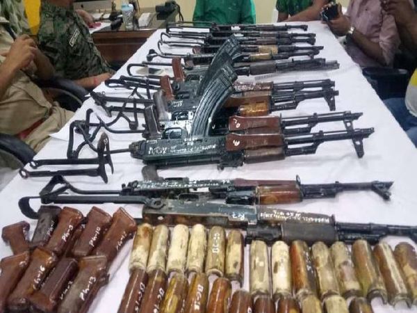 नक्सलियों को सेना की 70 AK-47 राइफल