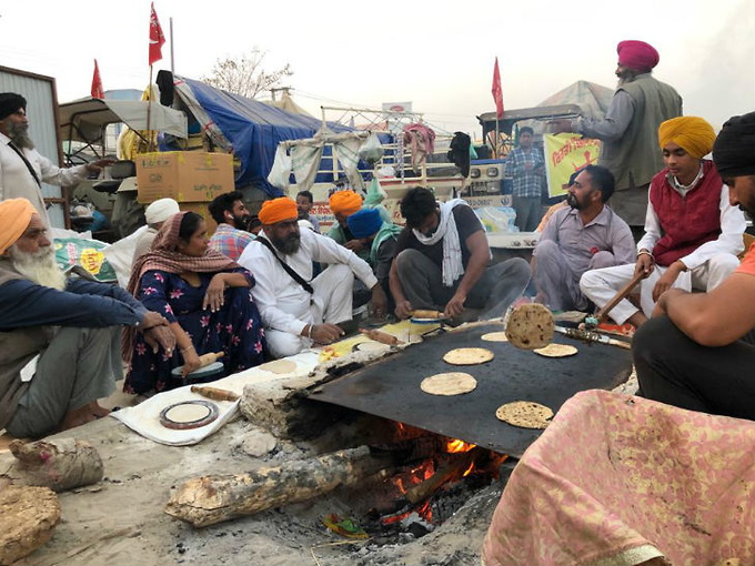 किसानों को गद्दे और रजाइयां मिल चुक