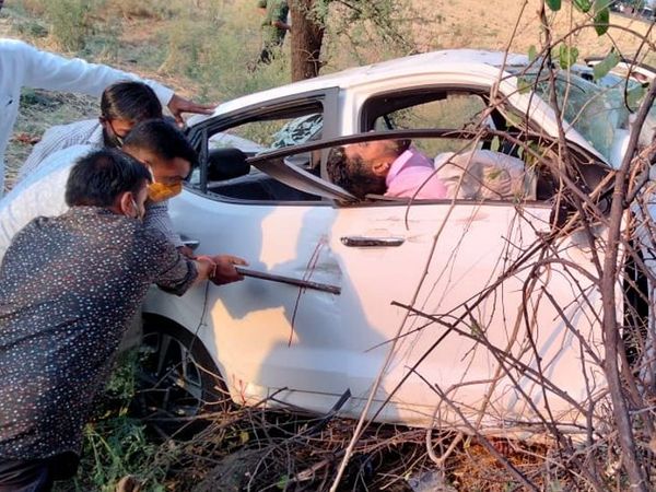 बारात में जा रही कार सड़क किनारे बब