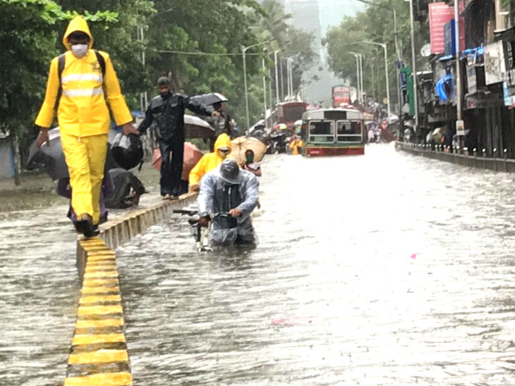 सड़कों पर तैरने लगीं कारें, जगह-जगह 