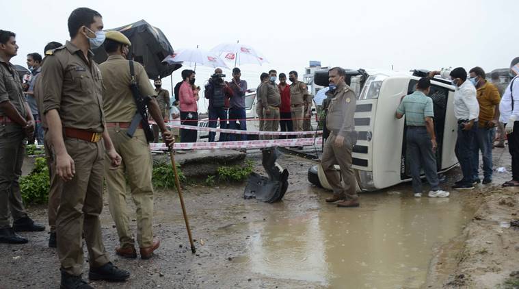 पुलिसवालों को प्लॉट, शराब कारोबारी 