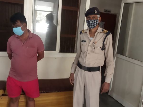 शराब पकड़ने गई पुलिस पर पथराव, बाइक 