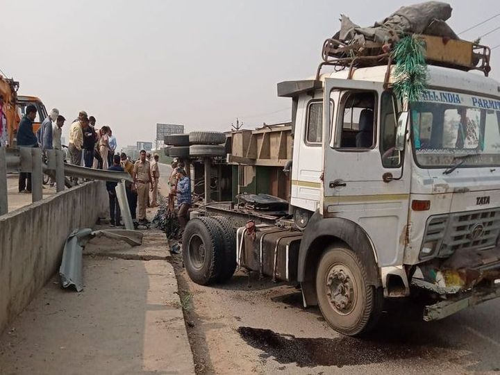 ट्रेलर की टक्कर से बाइक सवार की दर्