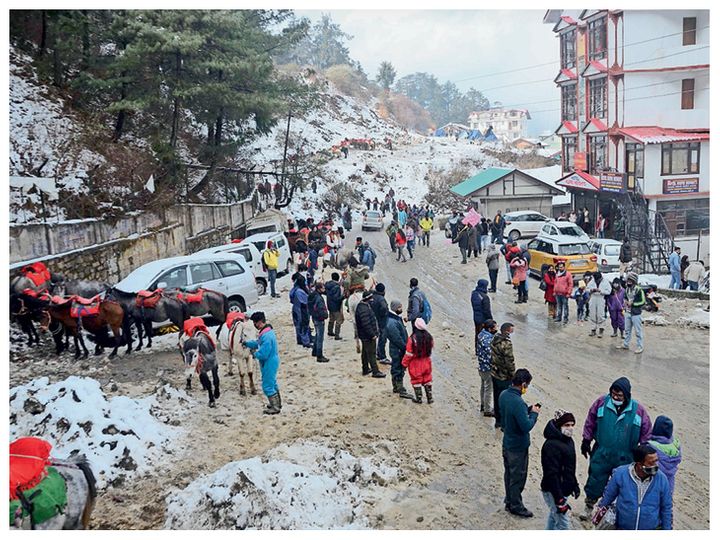 हिमाचल में बर्फबारी के बाद रास्ते ब