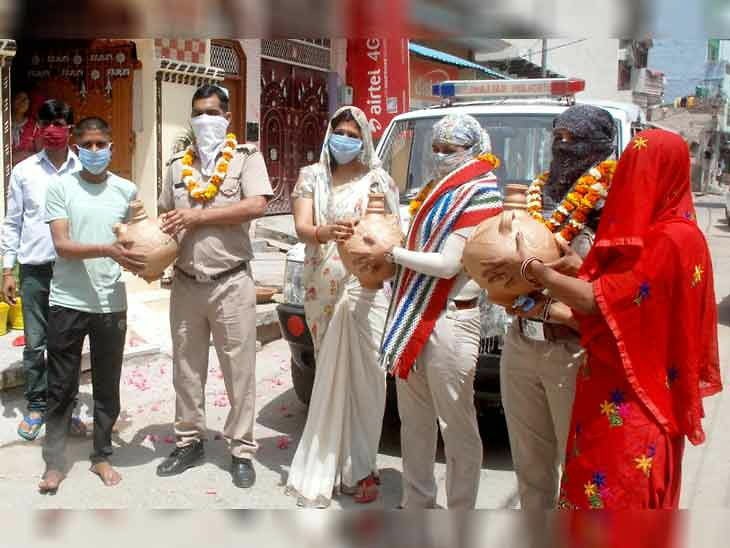 पुलिसकर्मियों का मोहल्ले में फूल बर