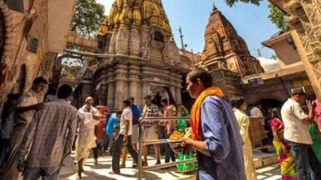 काशी विश्वनाथ मंदिर के गर्भगृह में 