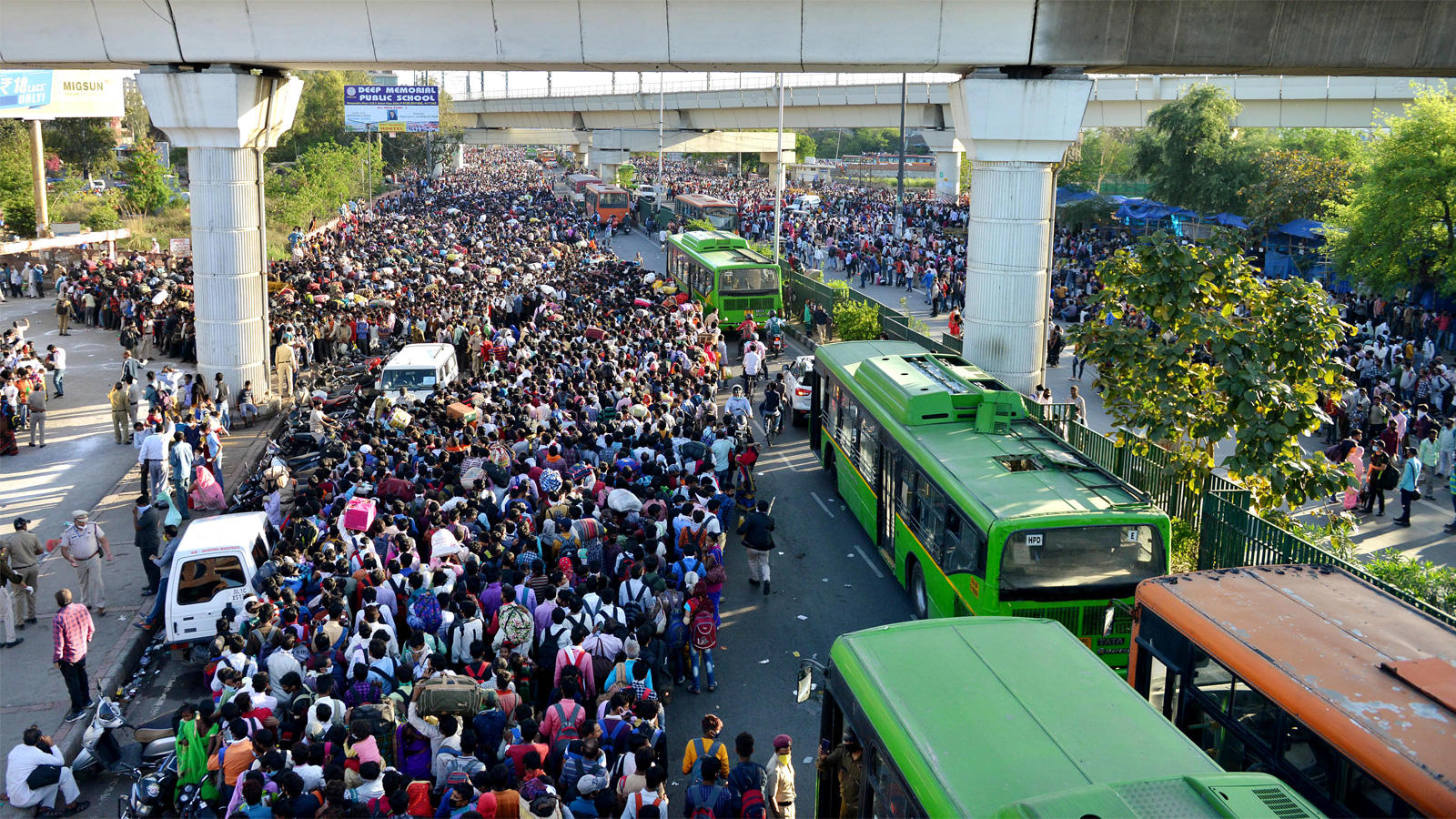 दिल्ली के बस अड्डे पर मजदूरों का सै