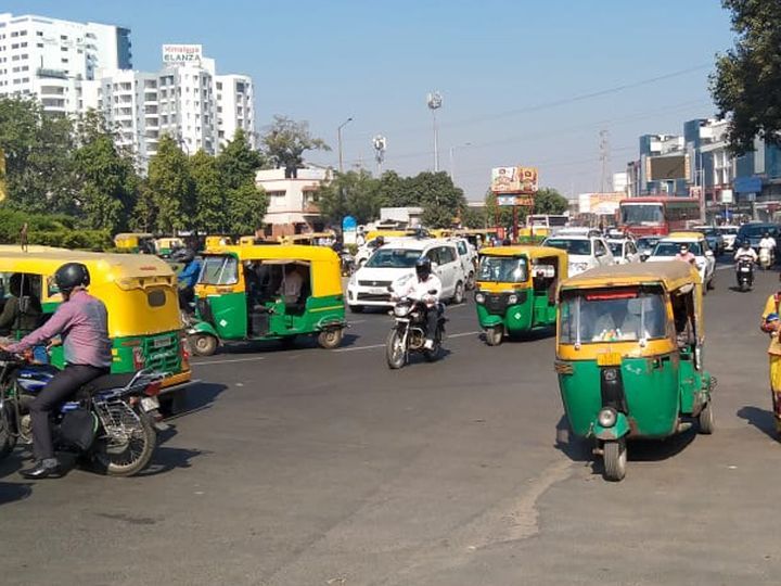 कर्फ्यू हटते ही सड़कों पर भीड़, पब्