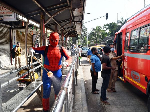 कोई कोरोना वॉरियर्स को दे रहा फ्री 