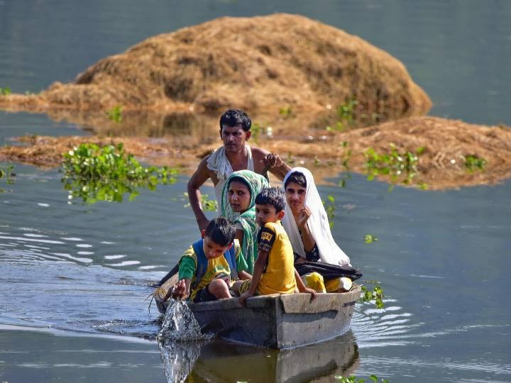 असम और बिहार में बाढ़ से हाहाकार, य