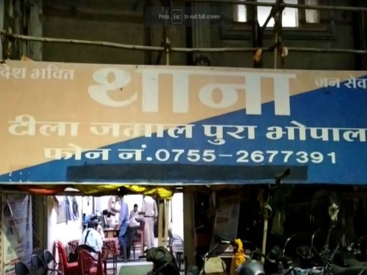 भोपाल में बीमार मां को अस्पताल में 