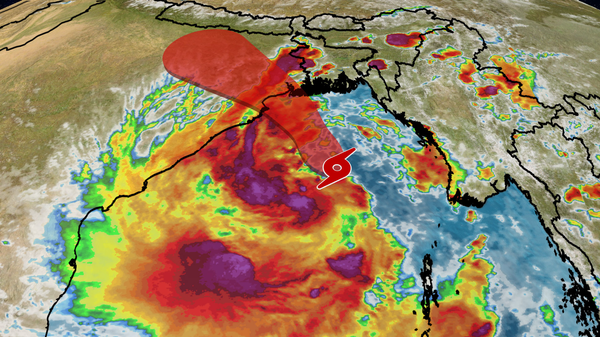 ओडिशा के भद्रक जिले के तट से टकराया