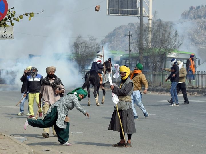 प्रदर्शनकारियों ने सुरक्षाबलों को घ