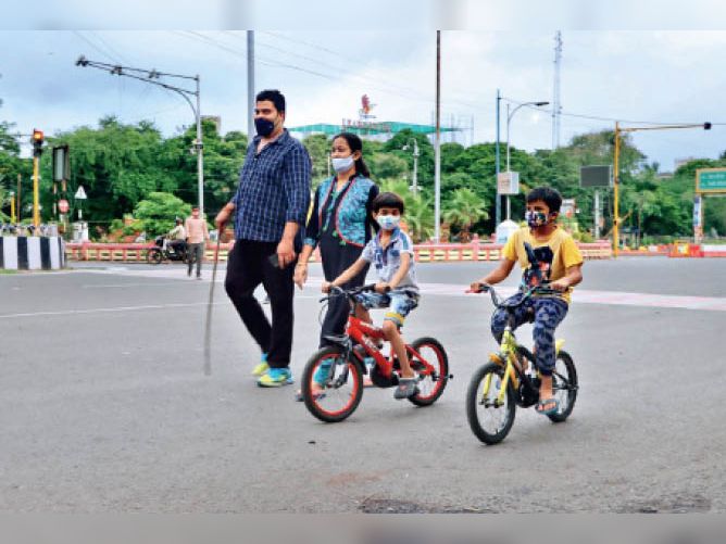 पुलिस घर में, जनता-नेता सड़क पर; आसा